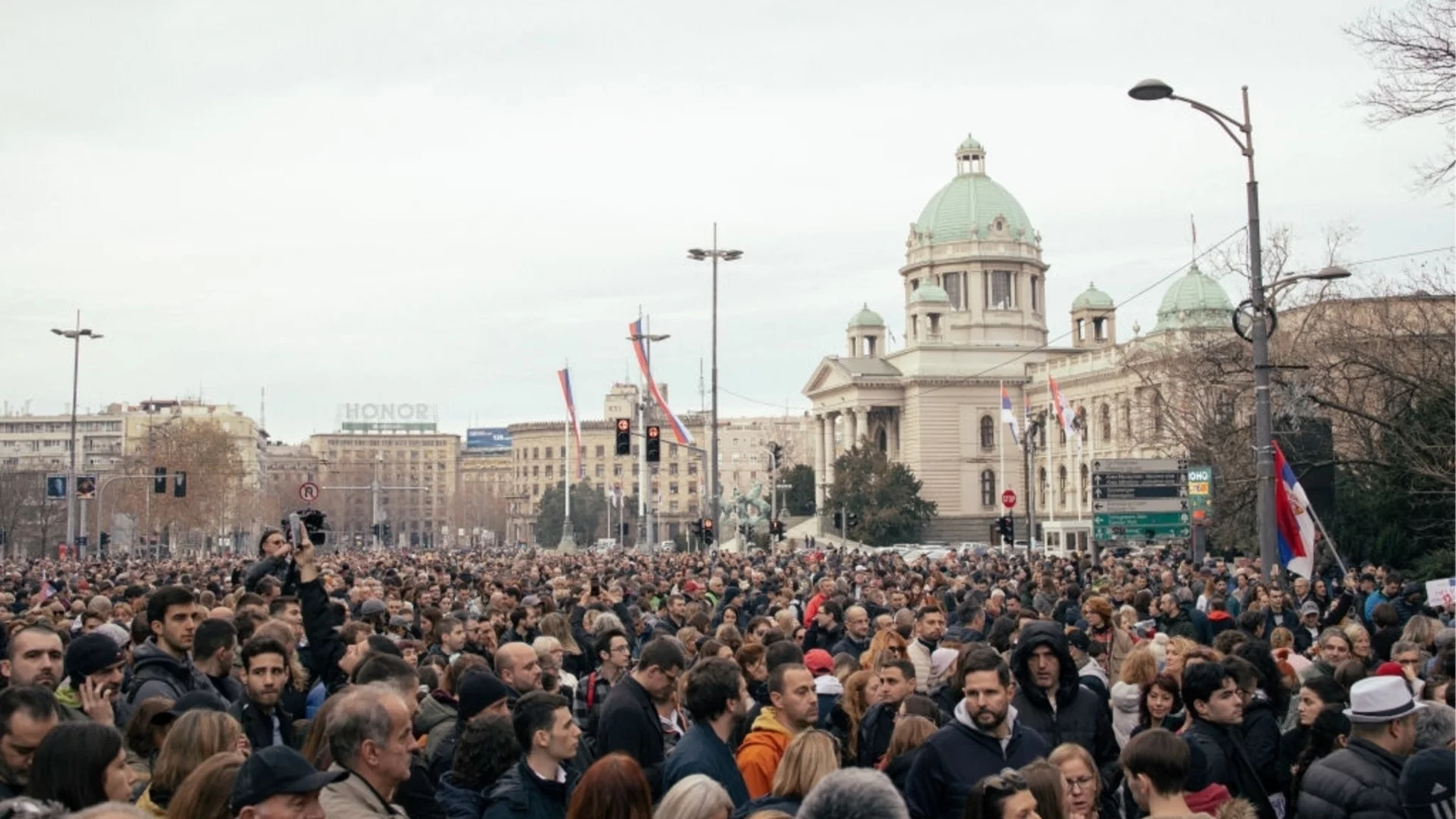 Масов бой пред кметството в Белград - полиция и охранители срещу протестиращи (ВИДЕО)