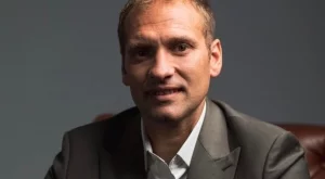 ВИДЕО: Годините минават, но класата остава - Стилиян Петров отново блести