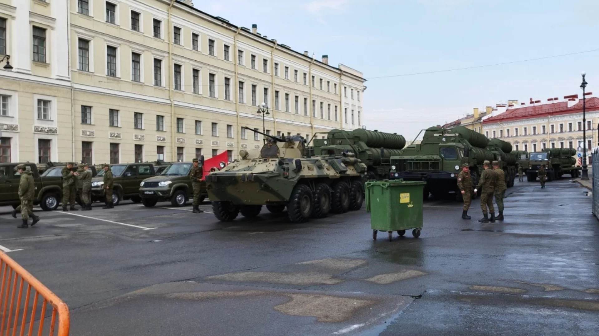 Среднощен цирк с руската СВО пред посолството на САЩ в Русия (ВИДЕО)