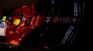 Феновете са в екстаз: Първа победа за Химилтън с Ферари