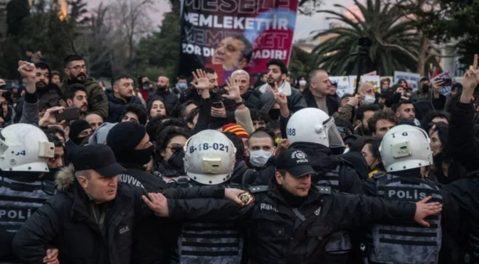 Избират временен кмет на Истанбул, масови протести в града