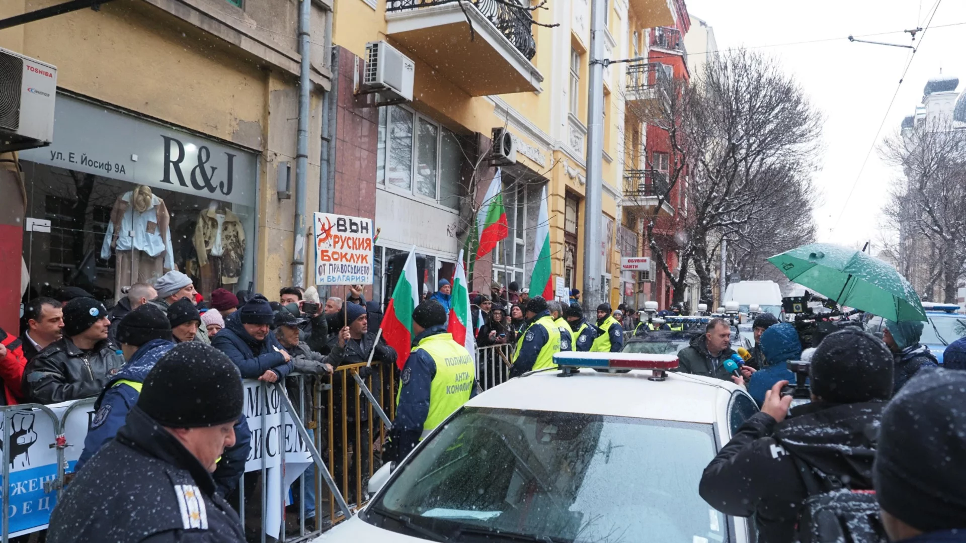 "Не си приключил проверката, направо те застрелват": Полицаи прикриват престъпления, епизод 2 от "БОЕЦ" (ВИДЕО)