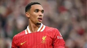 От герой в грешник: Феновете на Ливърпул заклеймиха Александър-Арнолд