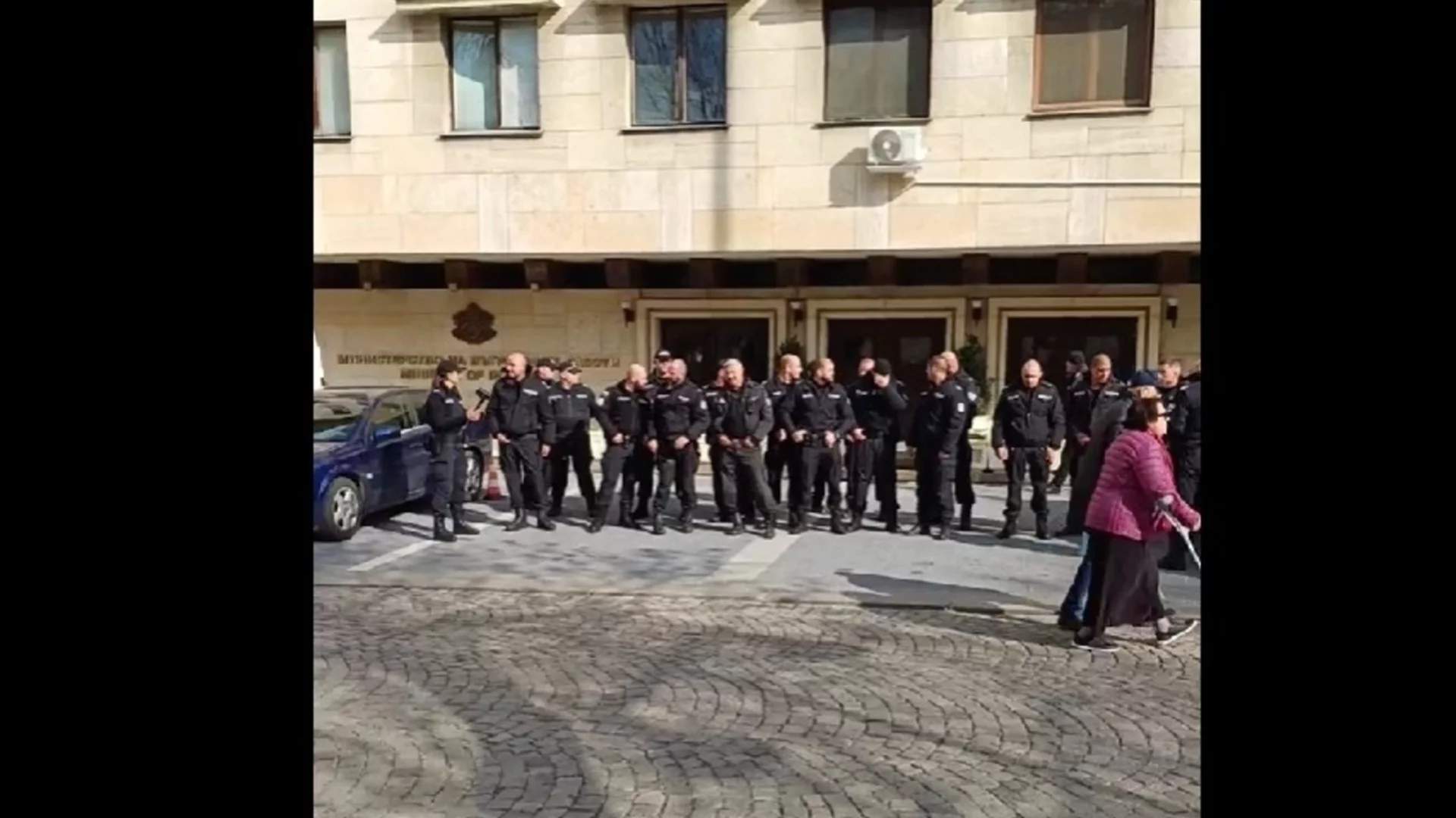 Кордон от 15 полицаи спря "БОЕЦ" да връчи в МВР заповед за дисциплинарно уволнение на Митов (ВИДЕО)
