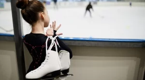 Пъхна ножицата в устата ѝ и я задуши! Треньор измъчвал фигуристки