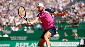 Григор Димитров влезе в ролята на диригент - зададе тон на публиката и направи подарък на фен (ВИДЕО)