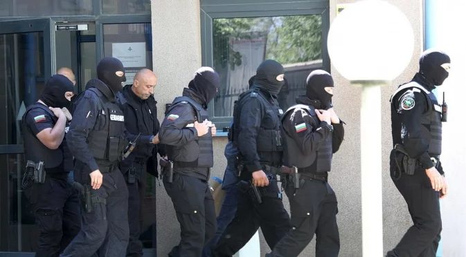 Опънал чадър над контрабанден канал на Паскал: Белезници за шефа на митницата в Пловдив
