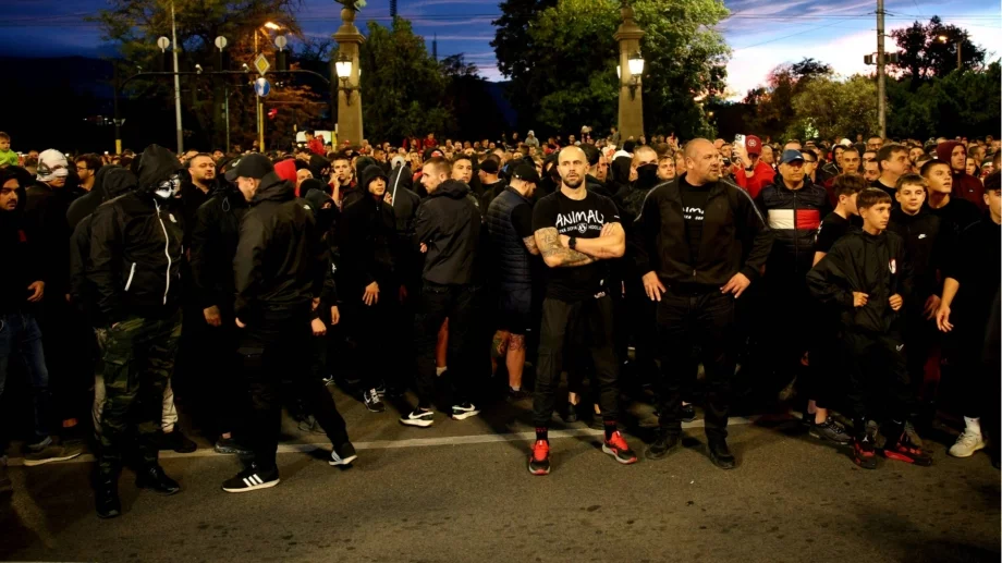 В държавата на абсурдите - феновете на ЦСКА финтираха полицията и пак блокираха София (ВИДЕО)