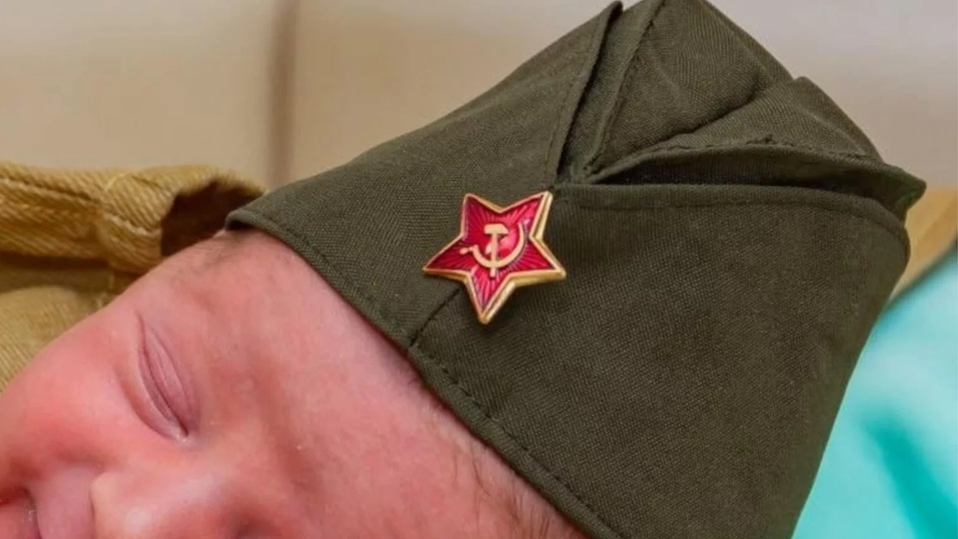 Родилен дом в Русия изписва новородените във военна униформа, майките щастливи (СНИМКИ)
