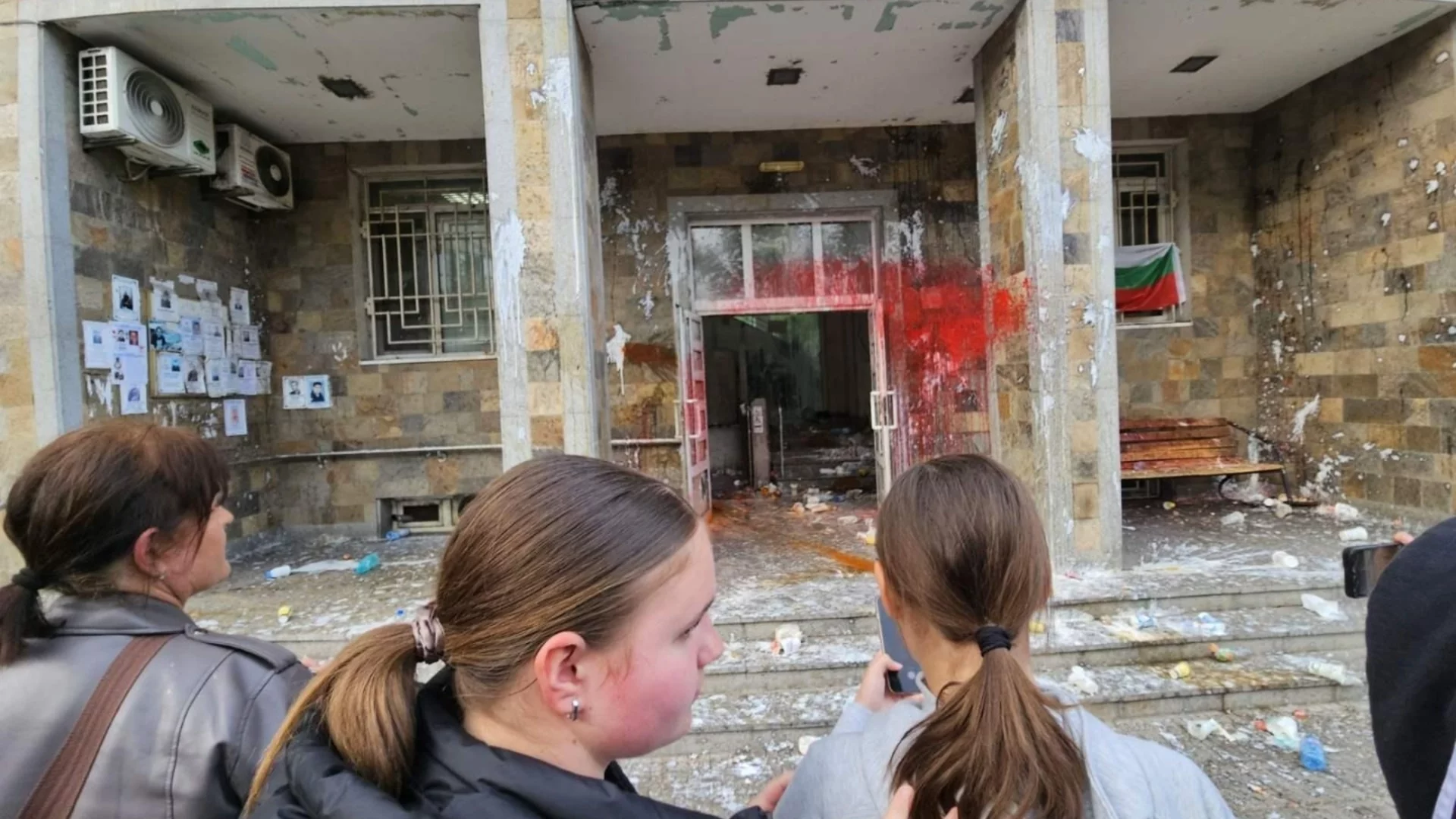 Камъни и яйца по полицията в Хасково: Гняв заради убийство на 18-годишно момиче (ВИДЕО)