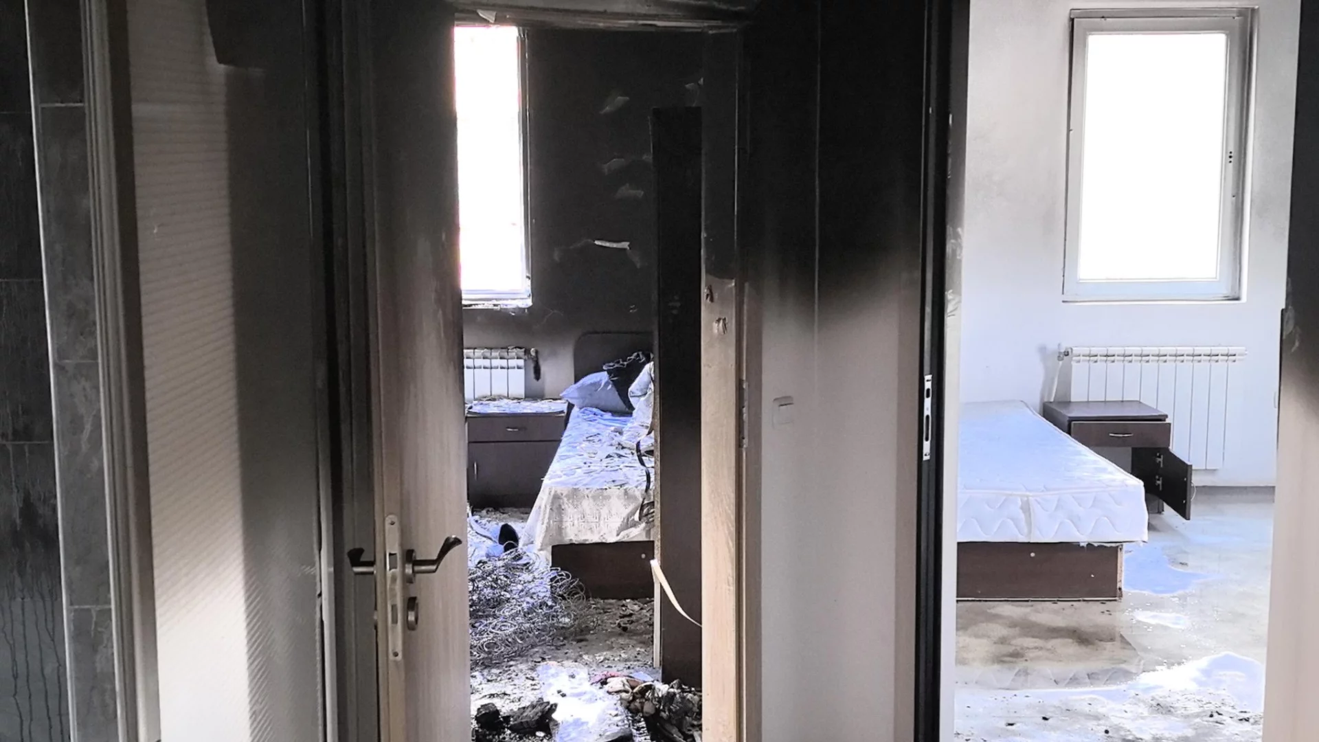 Разследват пожар в социален дом в Ямбол, има загинал (СНИМКИ)