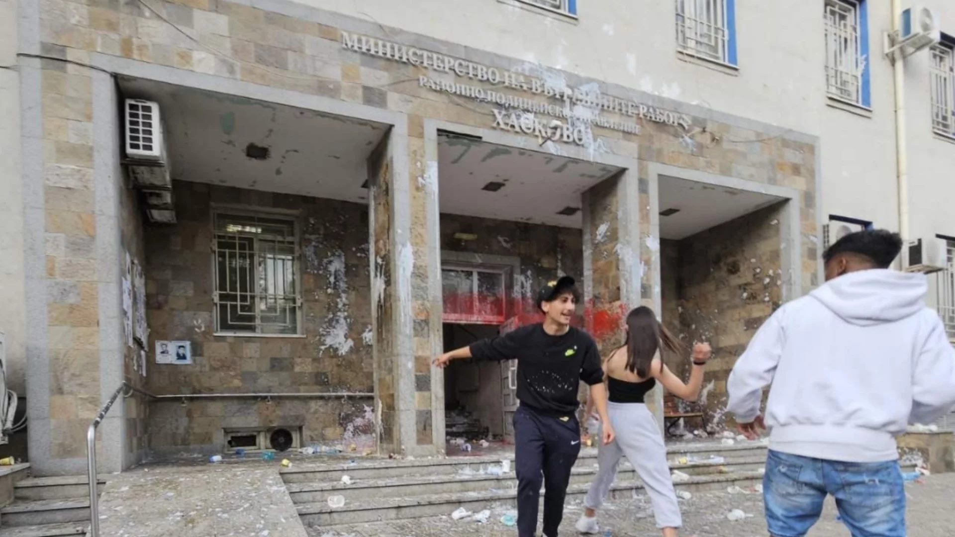 "Обидата е, че МВР излъга": Защо хората трупат гняв и вместо с цветя и свещи са пред полицията с камъни?