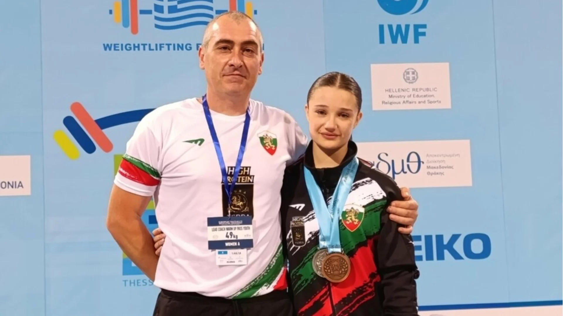 Страхотно! 17-годишна атлетка донесе два медала на България от Световното първенство по вдигане на тежести