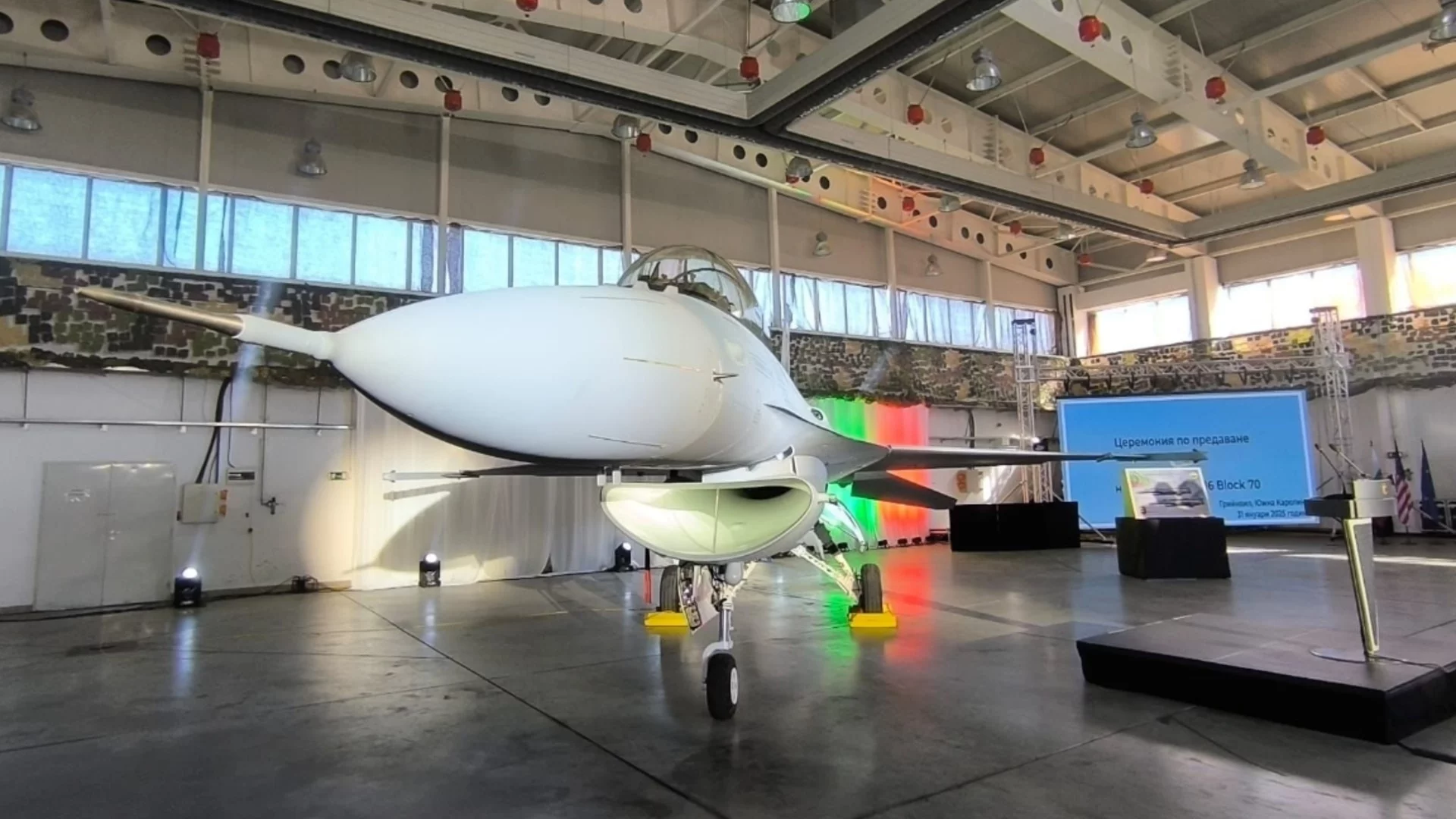 "F-16 ще стане любим самолет на много от нас": Версиите за повредата на изтребителя