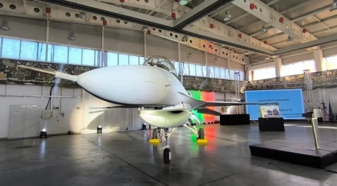 "F-16 ще стане любим самолет на много от нас": Версиите за повредата на изтребителя