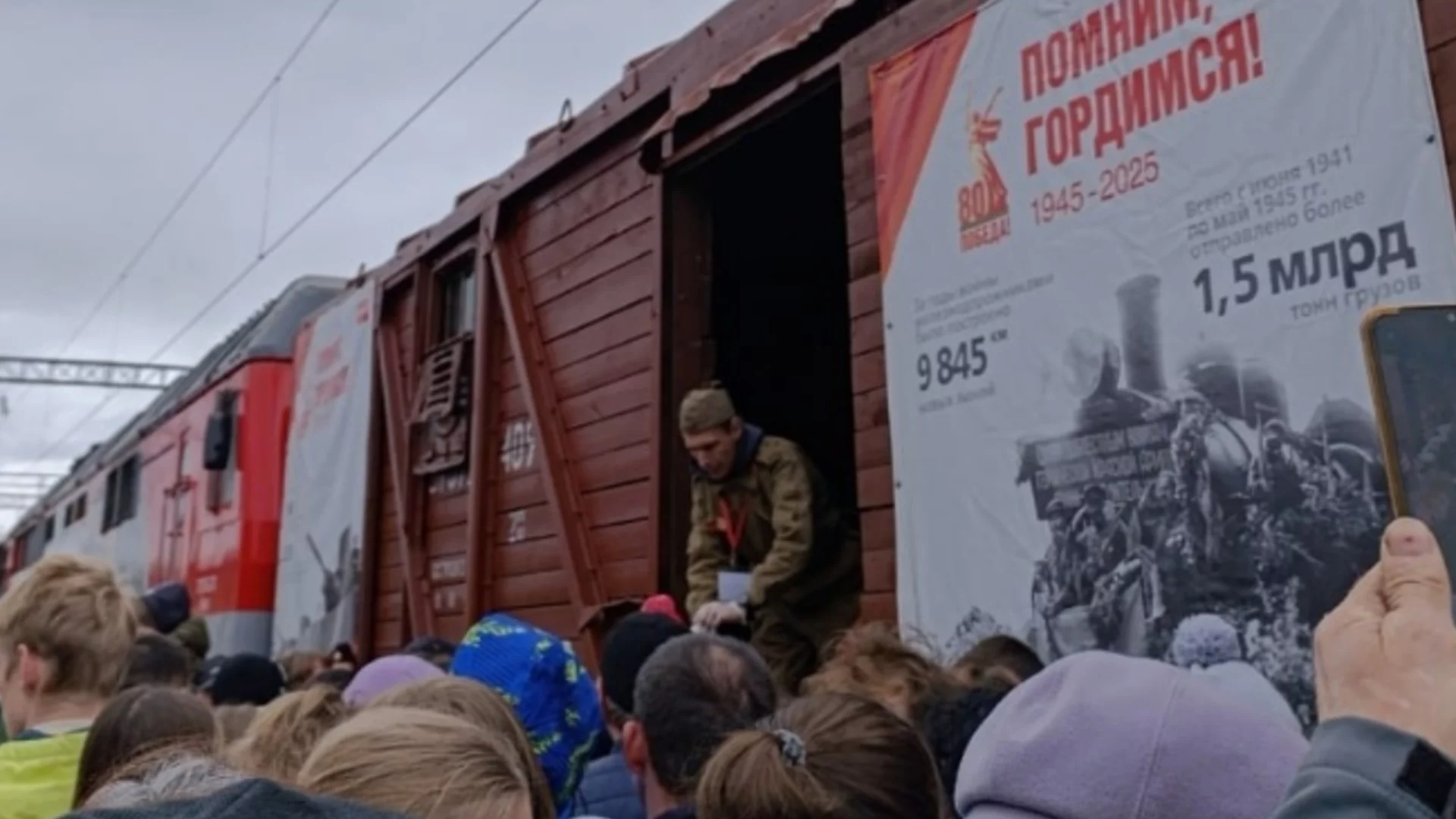 В Русия обикаля "Влакът на Победата" и руснаците се бият за безплатна каша (ВИДЕА)