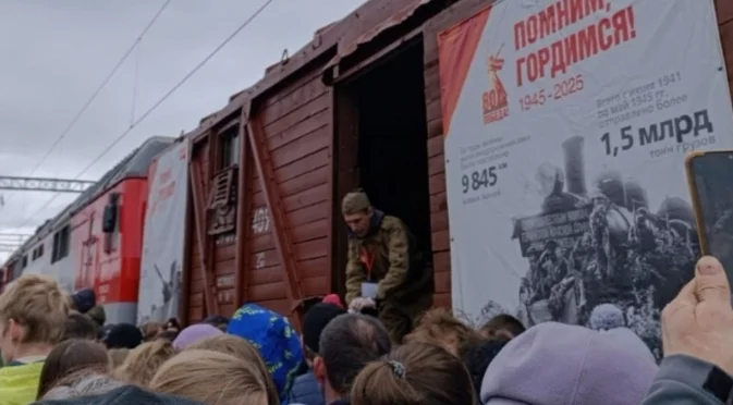 В Русия обикаля "Влакът на Победата" и руснаците се бият за безплатна каша (ВИДЕА)
