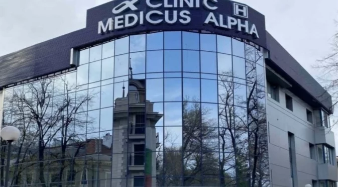 "Затвор за лекарите": Напрежение на протеста пред клиниката в Пловдив, в която почина 6-годишният Ангел