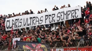 Смърт в Италия! 19-годишен уби фен, който защитавал брат си