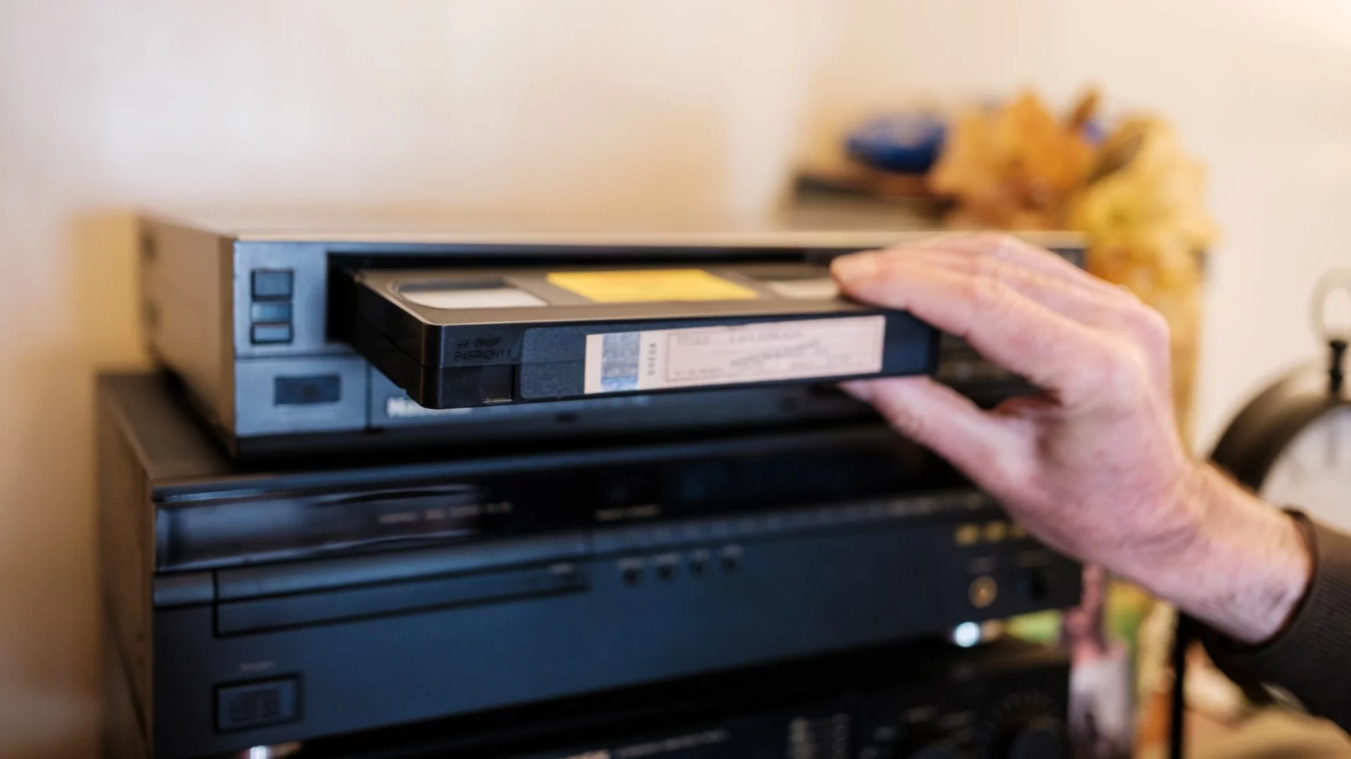 Мъж продаде стария си VHS касетофон, по-късно получи разтърсващо писмо в пощата (СНИМКА) 