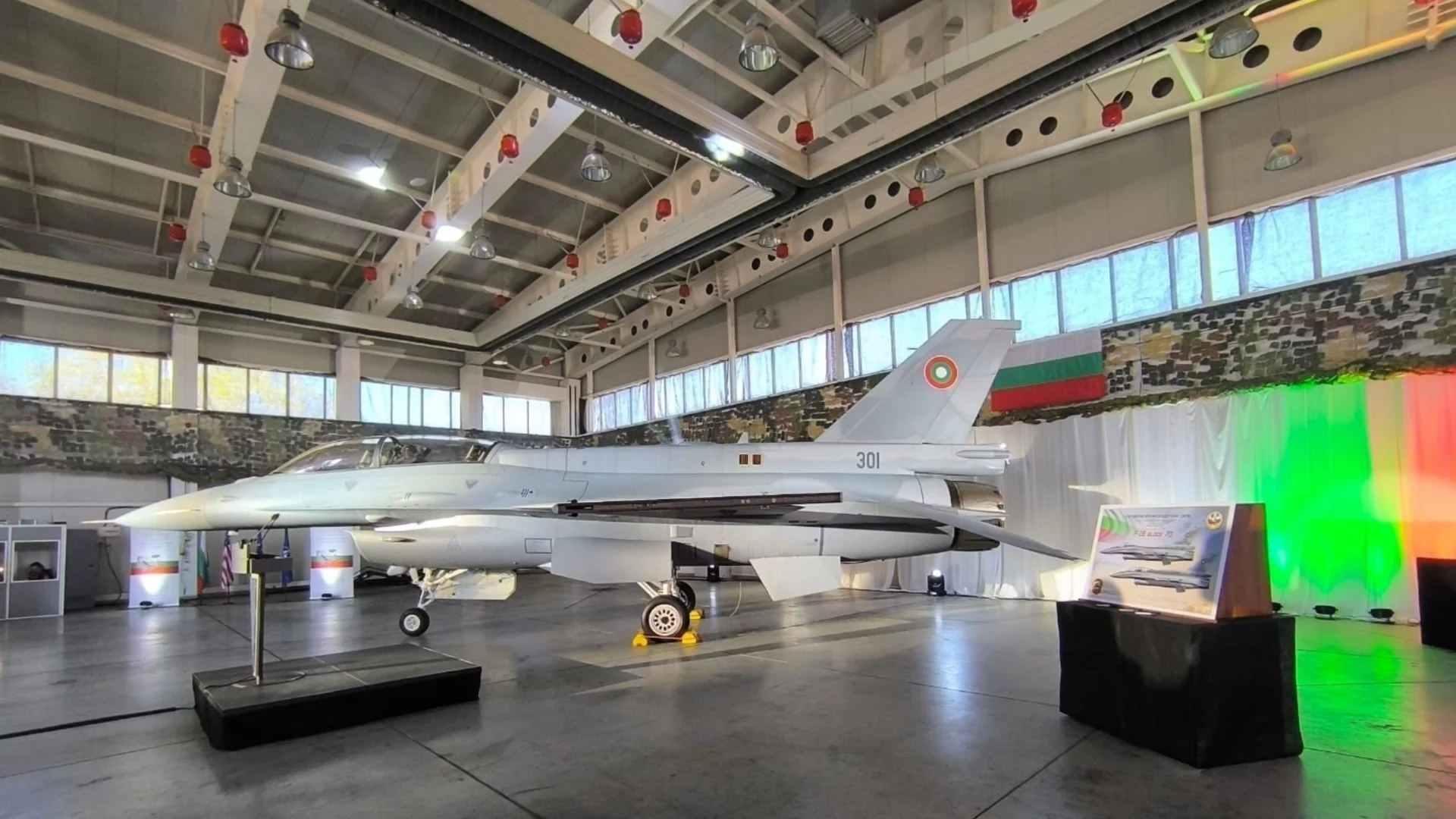 Поредна доза политическа простащина: Каракачанов за проблемите с F-16