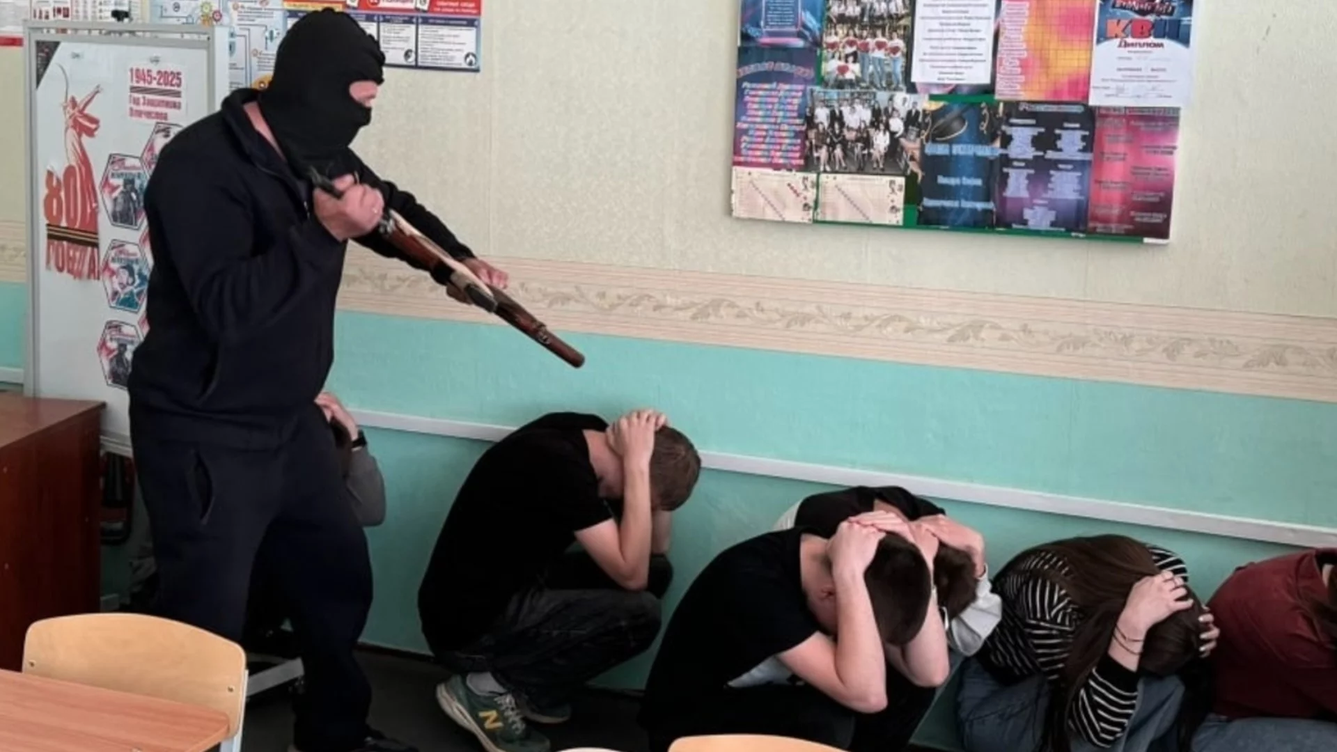 В детски градини и училища в Русия насочват автомати към деца по време на антитерористични учения (СНИМКИ)