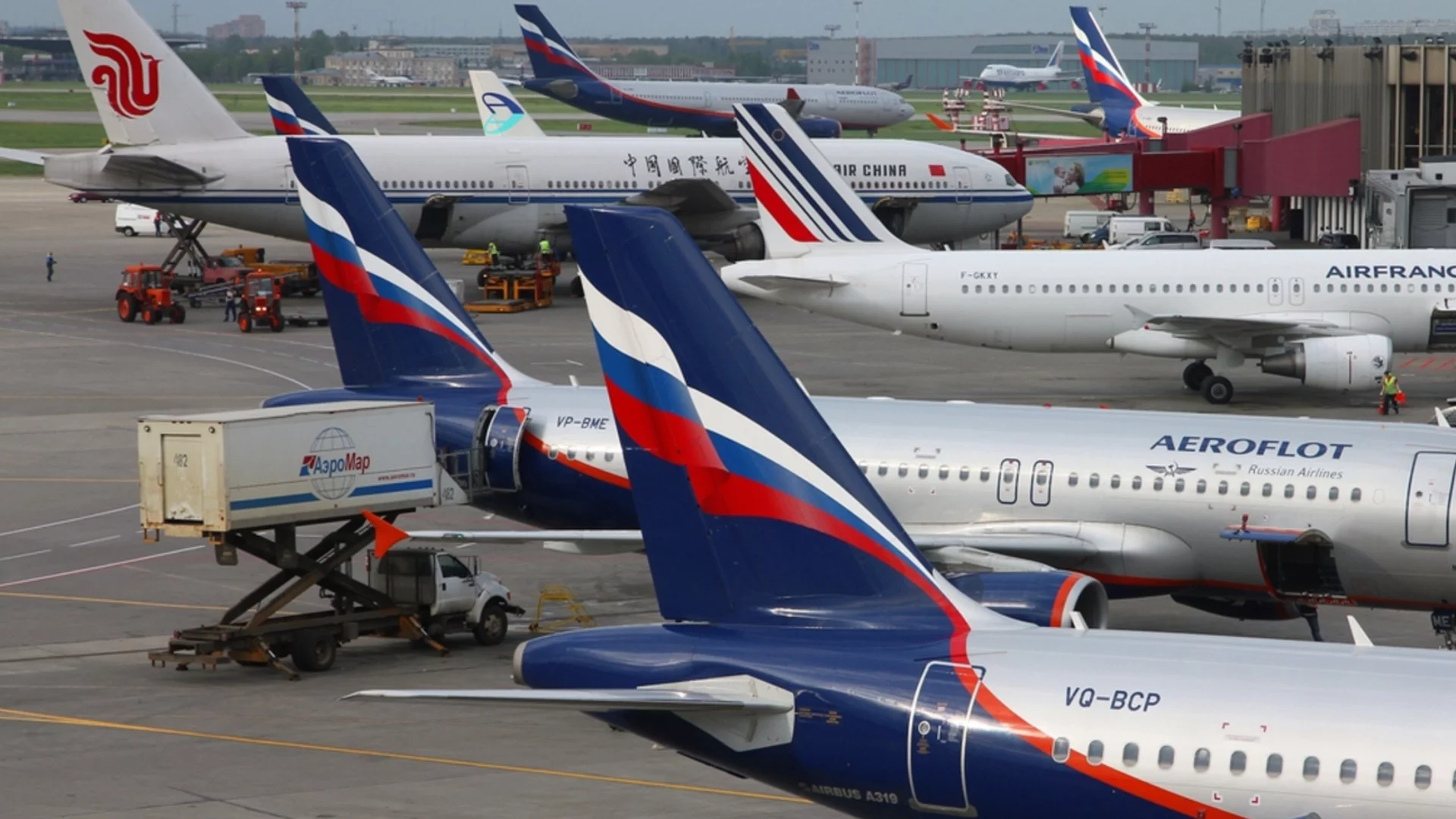 Хаос на летищата в Москва заради атаките с дронове: Отменени полети, пътниците държани без вода и храна (СНИМКИ, ВИДЕА)