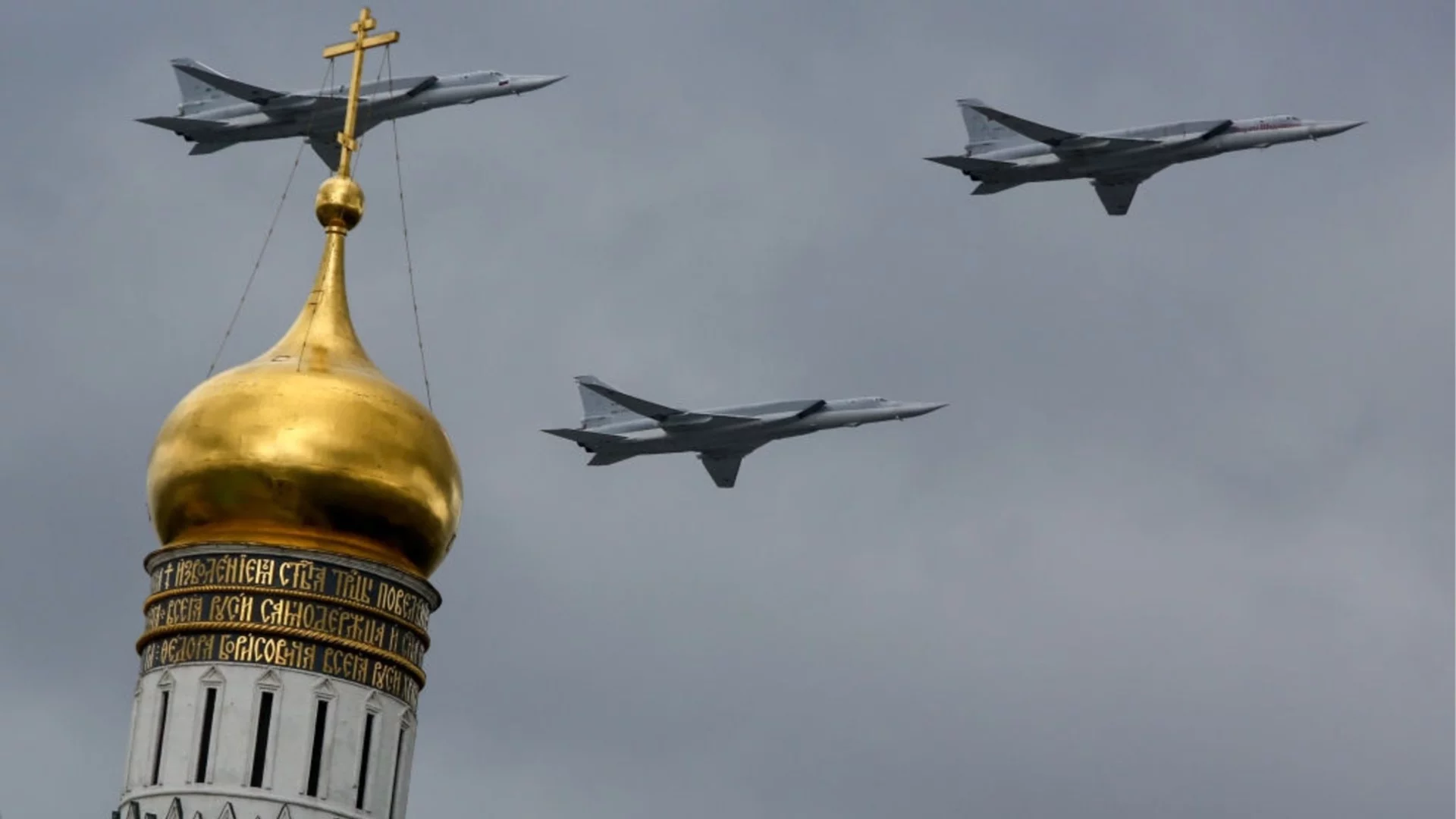 Москва я чака "Парад на загубата": Украйна подпали летища с руски самолети и ракети (ВИДЕО)