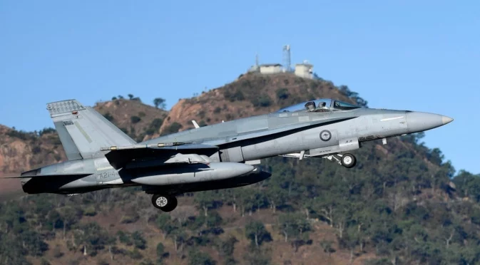 Финландски изтребител F-18 се разби във военна зона (СНИМКИ)