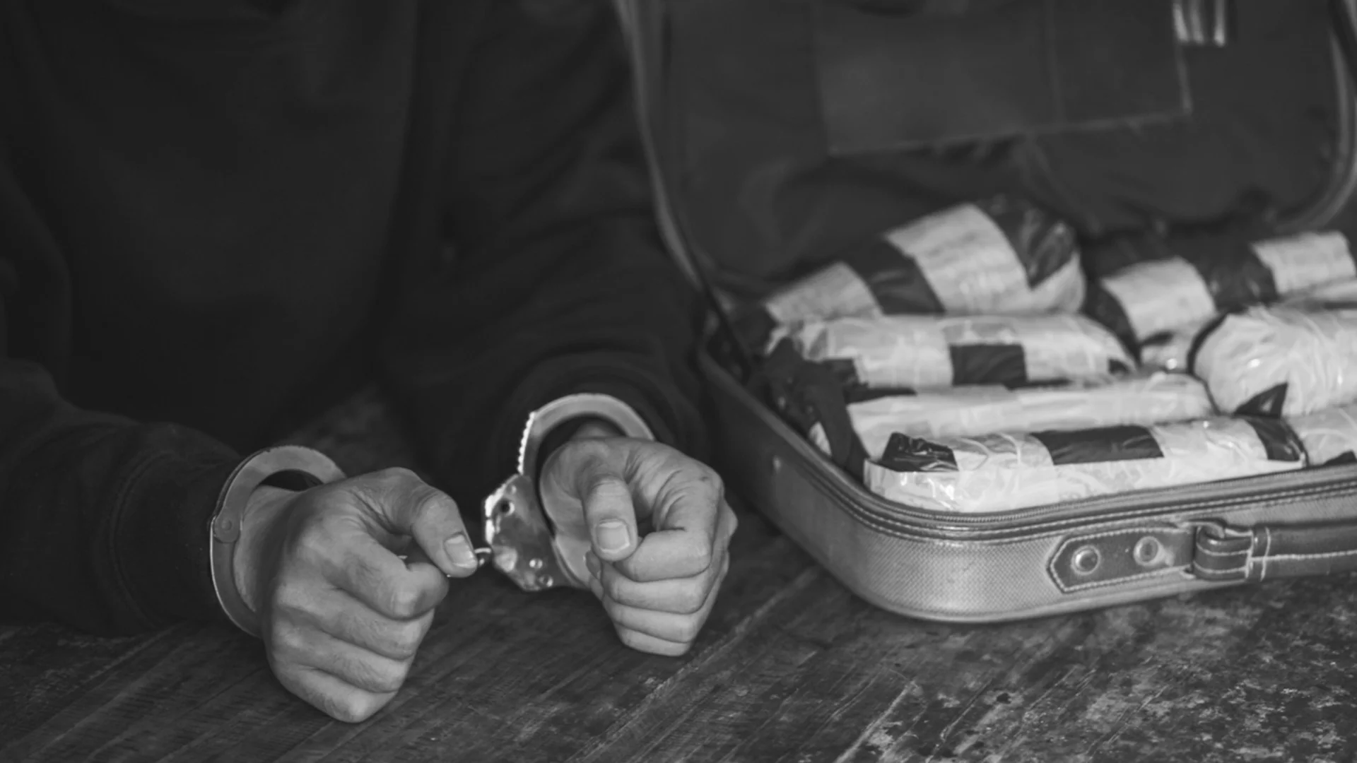 Откриха 1 кг кокаин, заровен край Бургас, има арестувани