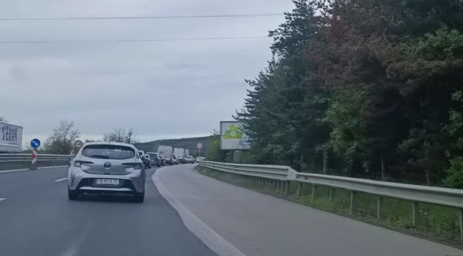 Голяма тапа се образува на АМ "Тракия" на излизане от София (СНИМКИ)