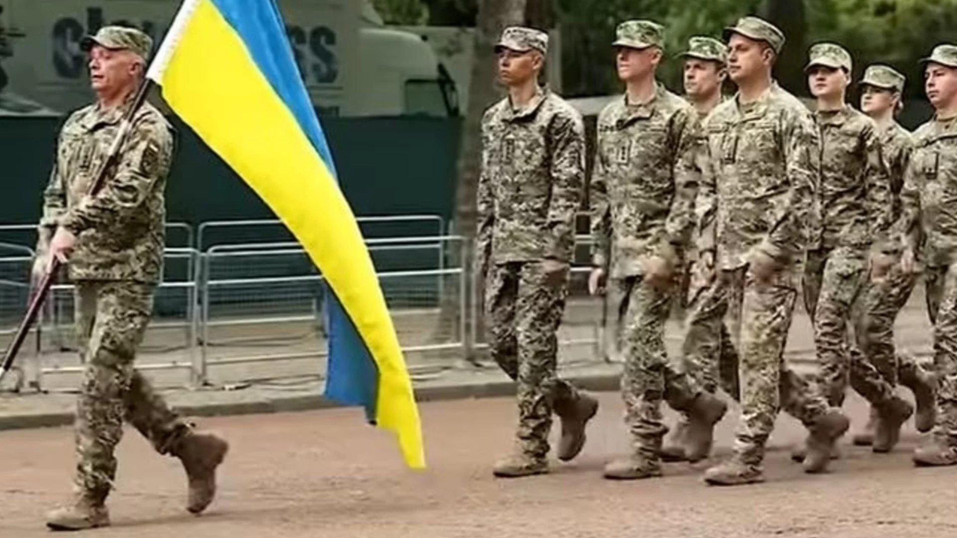 Украински военни на парада за 80 години от Втората световна война. Крал Чарлз III с чаено парти за ветерани (СНИМКИ, ВИДЕО)