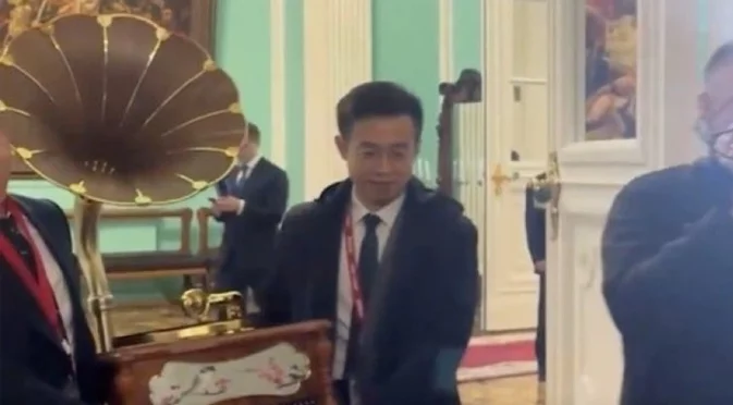 Майстор на намеците: Защо Си Дзинпин подари на Путин грамофон (ВИДЕО)