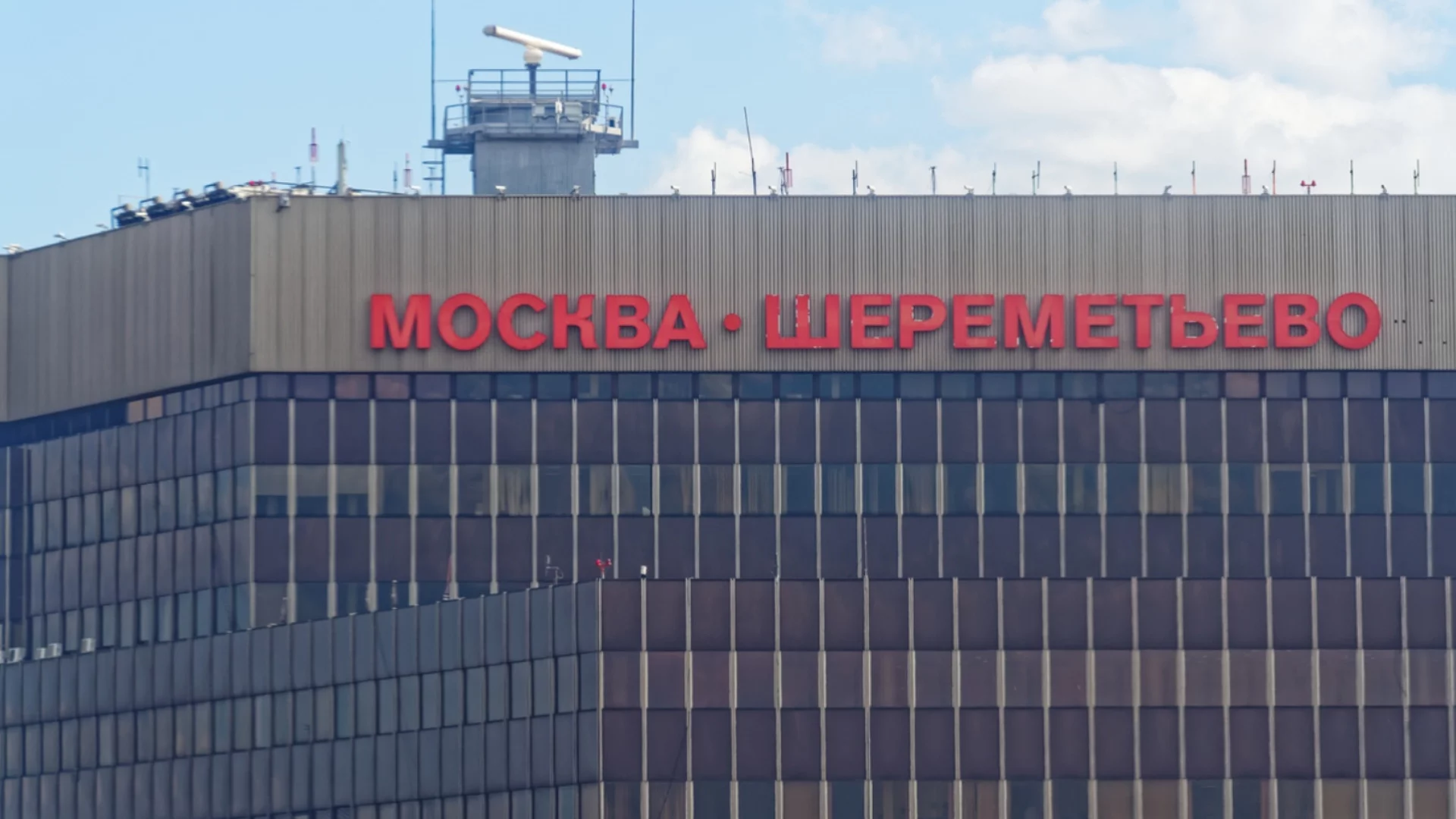 33 часа чакане на самолета: В Москва нервите на някои пътници не издържаха (ВИДЕО)