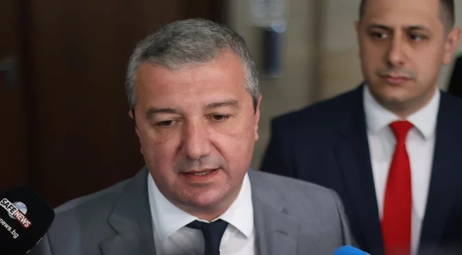 Стойнев към опозицията: Защо не начертаха още седем вота на недоверие?