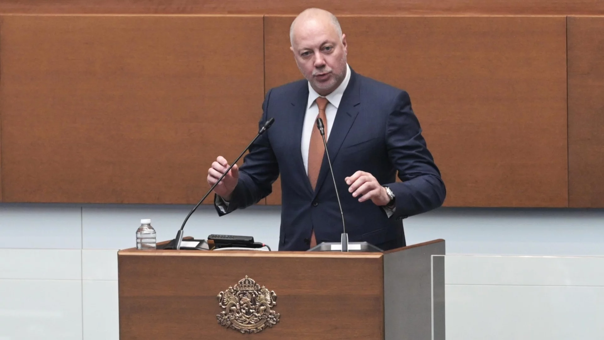 Самолетът на Вучич за Русия минава над България. Премиерът: Нищо необичайно
