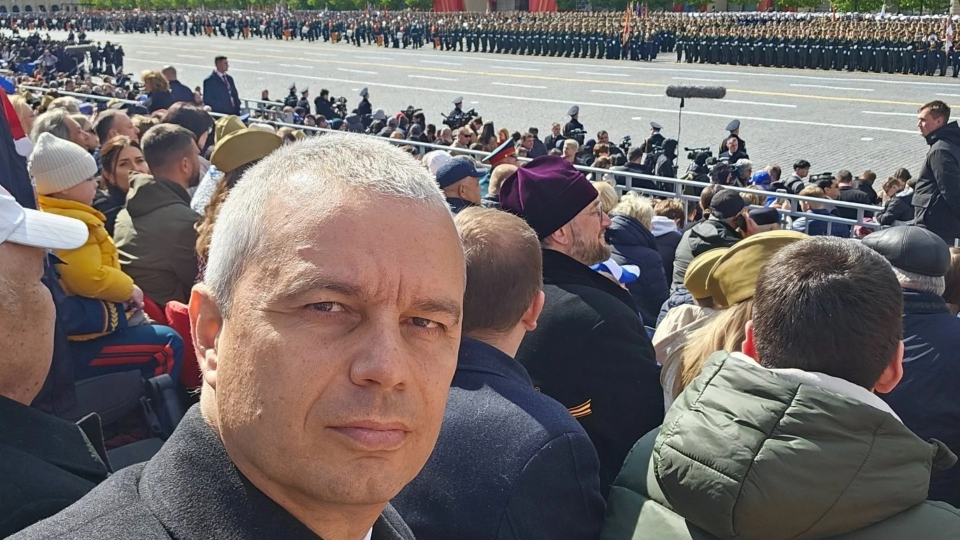 "Най-високопоставеният представител на България": Костадинов се похвали със селфи от Червения площад (СНИМКИ)