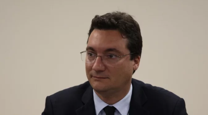 Крум Зарков напуска президента заради референдума за еврото