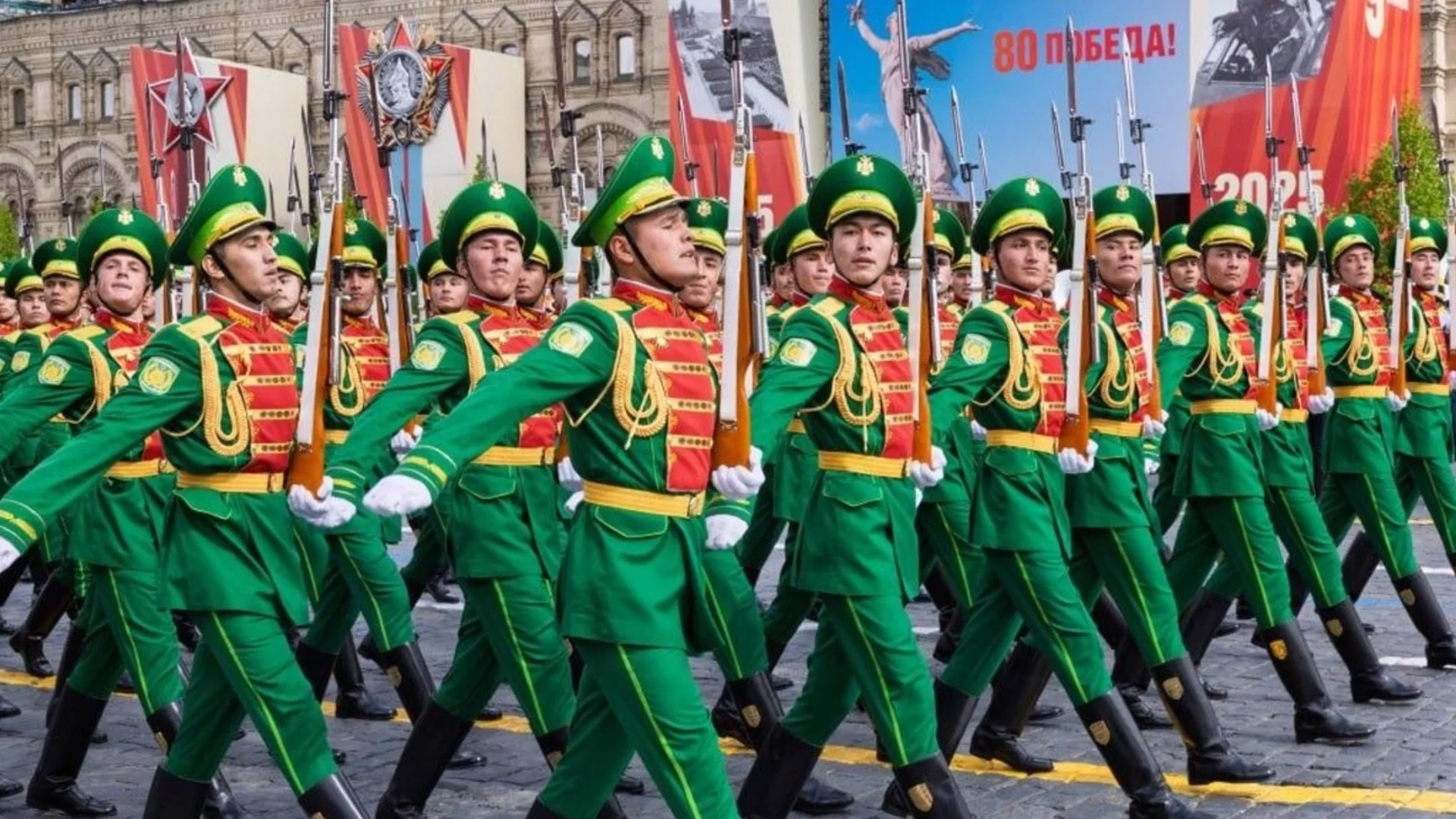 Екзотика на Парада в Москва: Военни от Лаос, Египет и Виетнам, снайперисти на покривите (ВИДЕА, СНИМКИ)