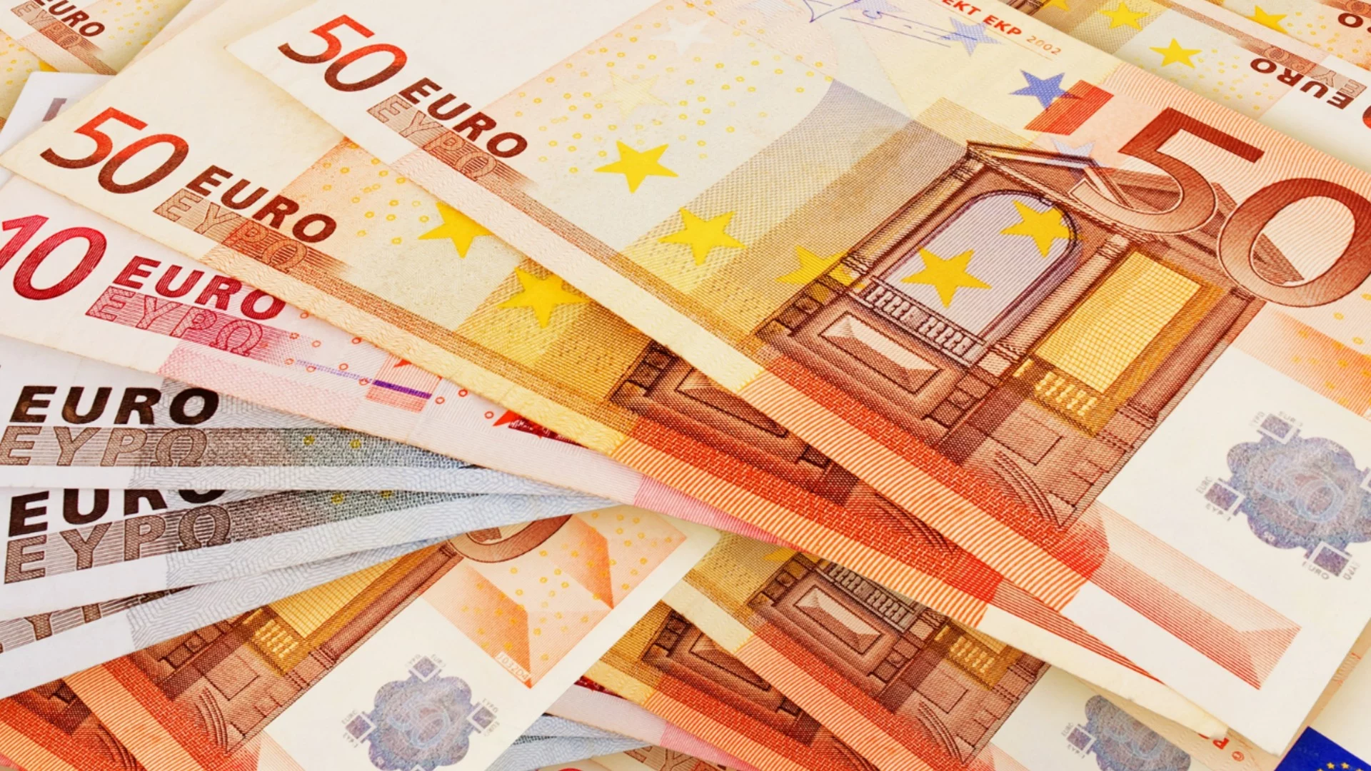 Рязка промяна в курса на еврото спрямо долара в края на седмицата
