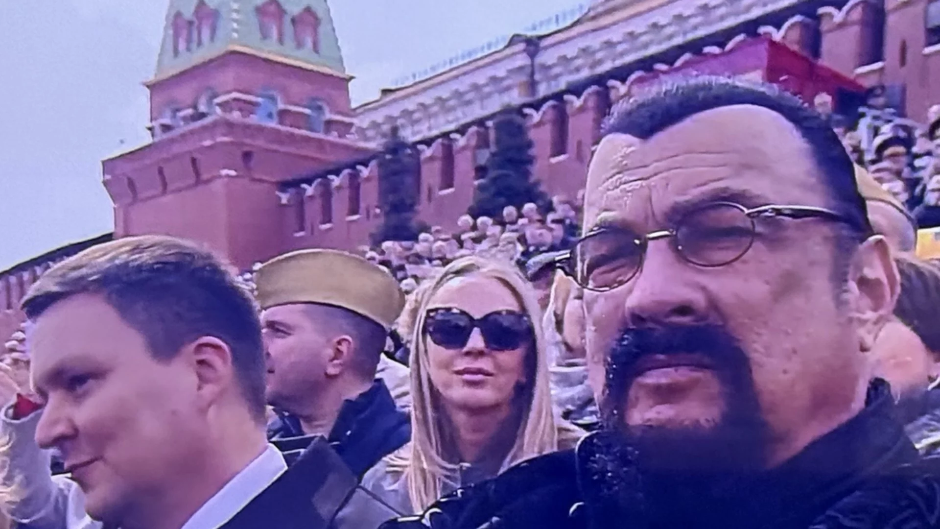 "Готовият да умре за Путин" Стивън Сегал на трибуната на Червения площад. Но приятелите Ким Чен Ун и Орбан игнорираха Путин (СНИМКИ, ВИДЕО)