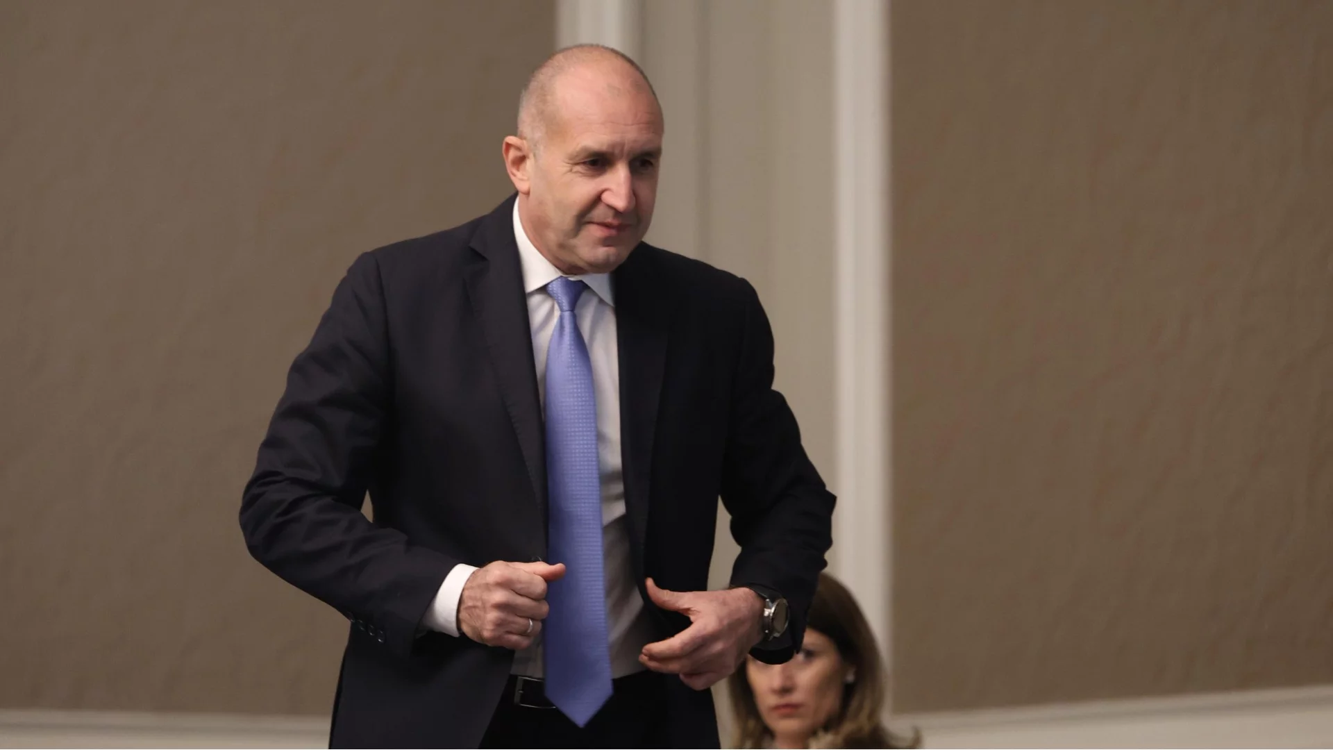 "Предложих моя референдум, а не партия. Не казвам "за" или "против" еврото": Радев с контраатака