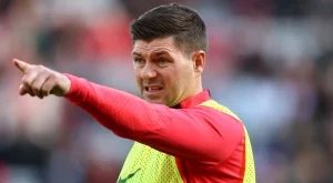 Феновете са в екстаз! Стивън Джерард се завръща там, където е най-обичан