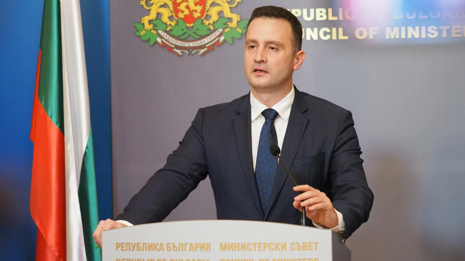 "Радев бетонира работата на правителството": Енергийният министърс въпроси към референдума 