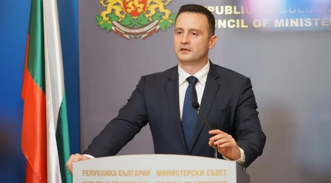 "Радев бетонира работата на правителството": Енергийният министър с въпроси към референдума 