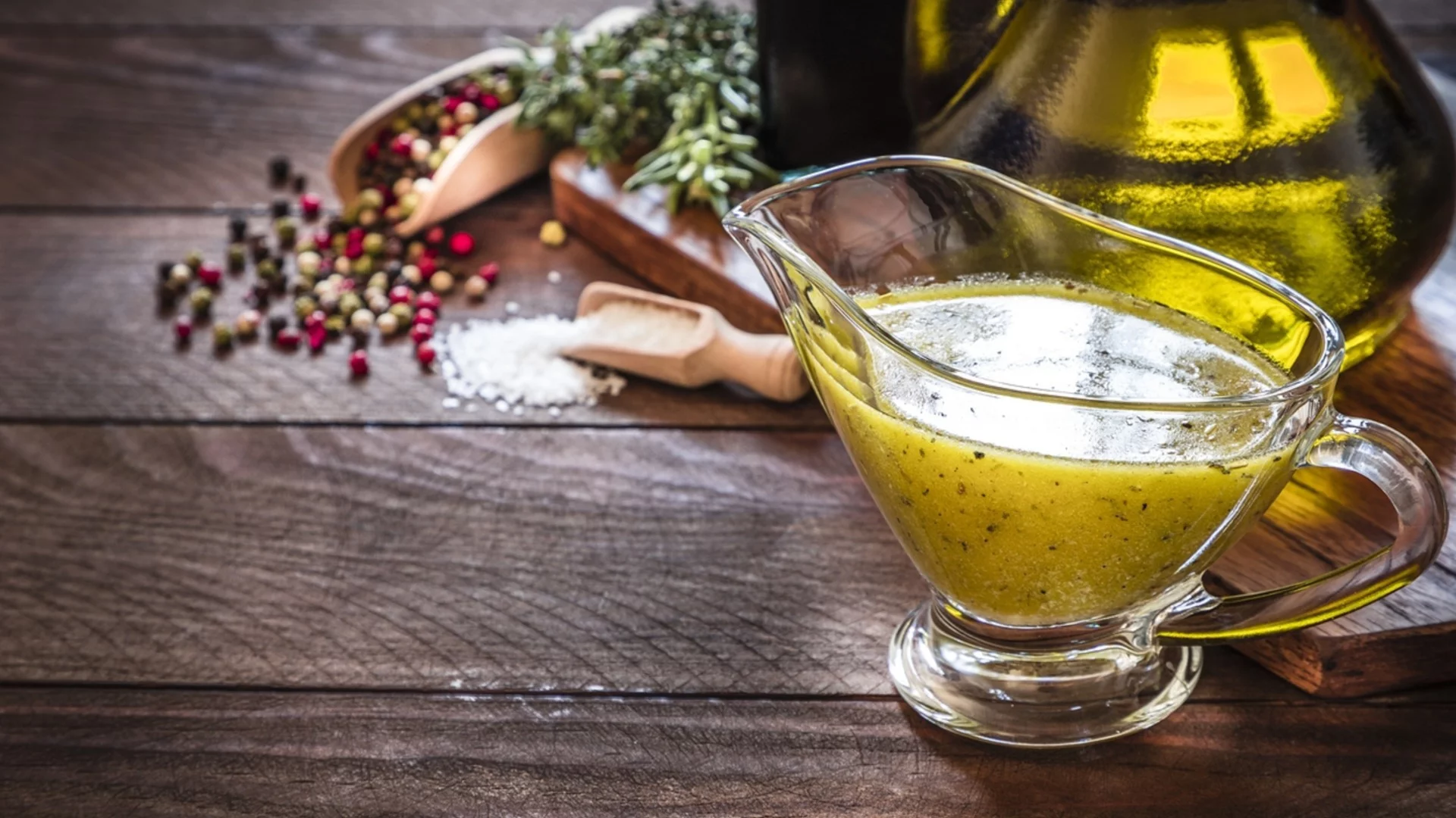 4 бързи и вкусни дресинга, които ще вдъхнат живот на всяка салата