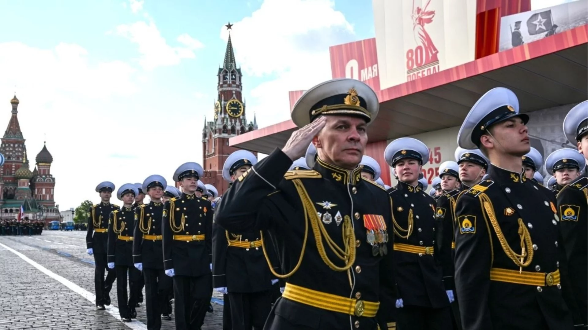 Парадът за 9 май в Москва през годините: Малко повече блясък през 2025, който да скрие проблемите (ВИДЕО)