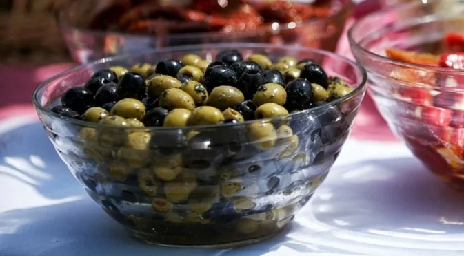 Черни срещу зелени маслини: Разликата не е само във вкуса