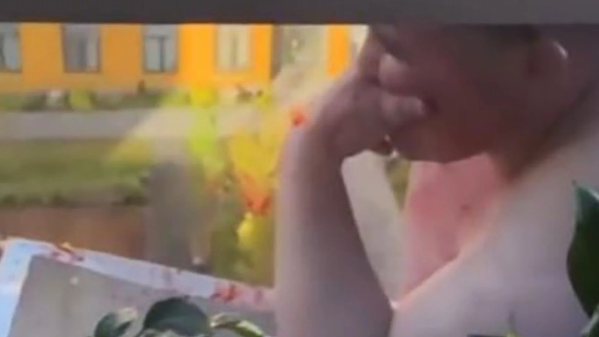 Гол мъж на прозореца (ВИДЕО): Късметлия падна от високо върху климатика на съседите