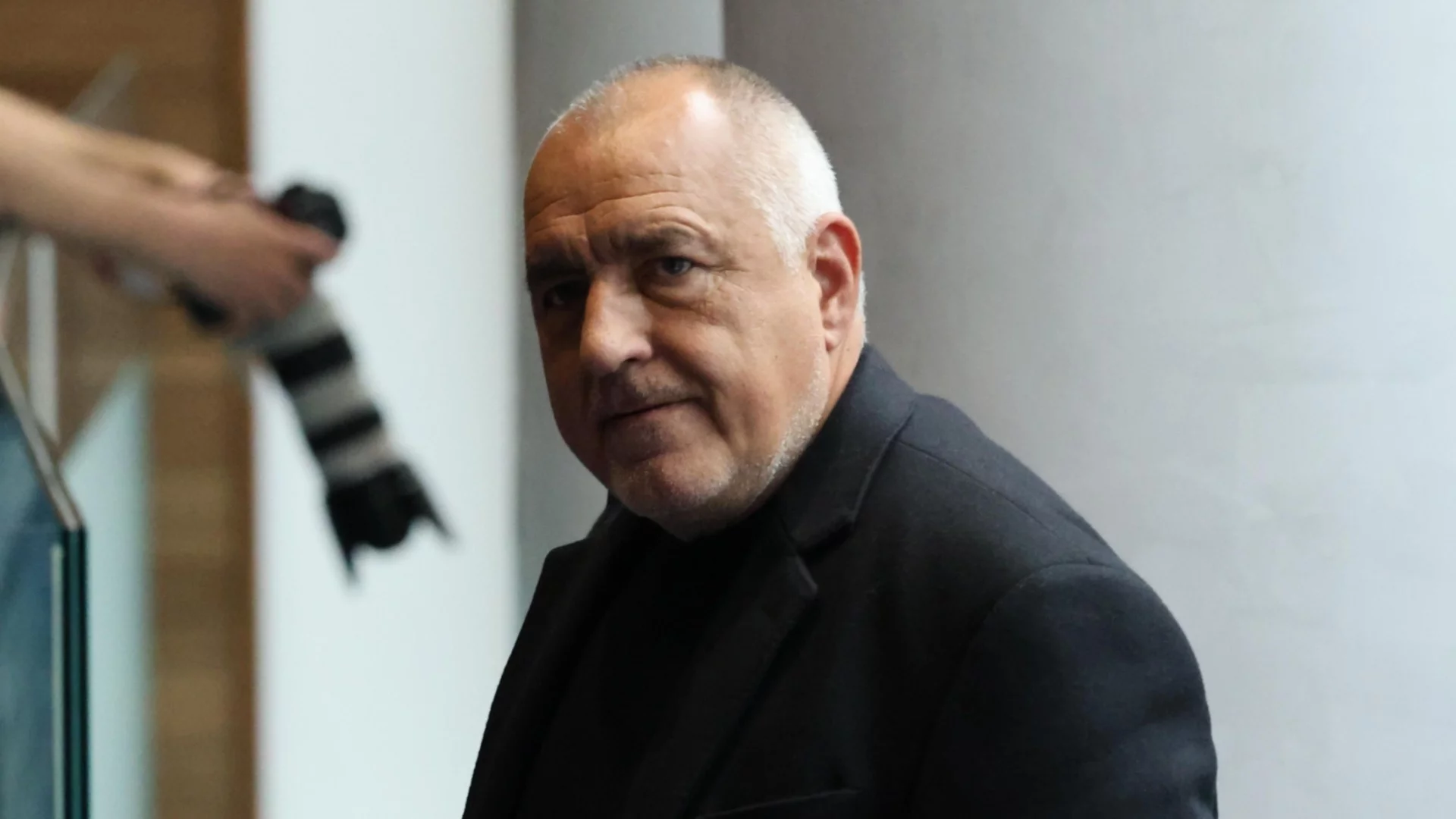 Борисов защити Киселова и референдума: Ако тя не знае какво подписва - пилотът Радев ли знае? (ВИДЕО)